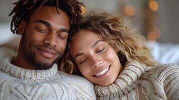 un hombre y un mujer sonriente felizmente en cada otros empresa foto