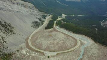 aereo Visualizza di il curva a il grande piegare su il campo di ghiaccio strada panoramica. video