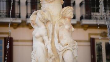 esculpido cifras de mujer desnudo en público fuente en málaga, España video
