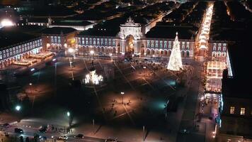 aéreo Visão em iluminado Natal árvore dentro Lisboa em comércio quadrado, video