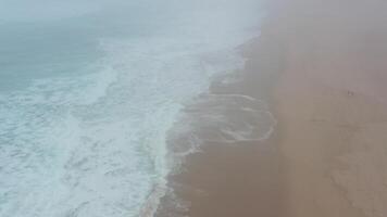 Drönare flygande låg över hav vågor brytning nära Strand. video