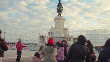 Portugal, Lissabon 25 december 2023 kinderen genieten zeep bubbel tonen Aan handel plein in Lissabon. video