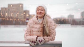 giovane sorridente donna su ghiaccio pista di pattinaggio. video