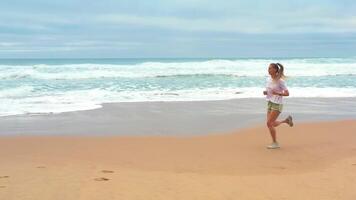 drone aérien métrage svelte blond femme fonctionnement océan plage. video