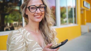 un mujer es mirando a su teléfono video