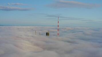 zumbido ver de el Vladivostok Tierras Bajas cubierto en Mañana mar niebla a amanecer video