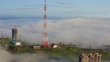 Drönare se av de vladivostok låglandet täckt i morgon- hav dimma på gryning video