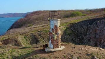 Antenne. verlassen Leuchtturm auf oben von das Felsen video