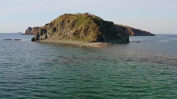 isola con alto verticale rocce tra il mare a Alba video