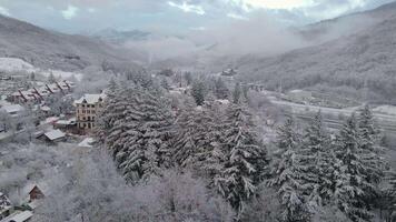 krasnaya polyana village, entouré par montagnes couvert avec neige video