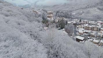 krasnaya polyana dorp, omringd door bergen gedekt met sneeuw video