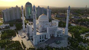 mosquée fierté de les musulmans nommé après le prophète Mohammed dans Shali. drone vue video