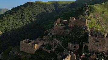 medievale pietra rovine di il antico villaggio su il superiore di il montagna video