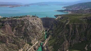 chirkeyskaya Wasserkraft Leistung Bahnhof auf das sulak Fluss im Dagestan video