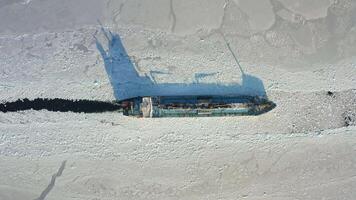 das Tanker Segel auf das Meer beim Sonnenuntergang. Transport von Schiff Kraftstoff. Drohne Aussicht video