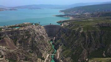 chirkeyskaya hydro-électrique Puissance station sur le sulak rivière dans Daghestan video