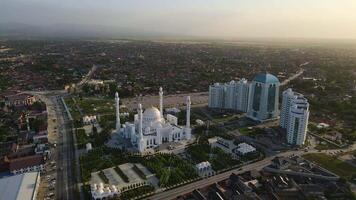 mosquée fierté de les musulmans nommé après le prophète Mohammed dans Shali. drone vue video