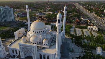 mosquée fierté de les musulmans nommé après le prophète Mohammed dans Shali. drone vue video