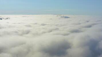 Drohne Aussicht von das Wladiwostok Flachland bedeckt im Morgen Meer Nebel beim Dämmerung video