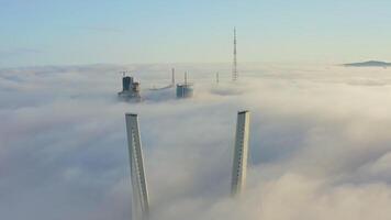 Drohne Aussicht von das Wladiwostok Tiefland bedeckt im Morgen Meer Nebel beim Dämmerung video