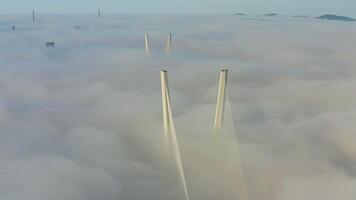 tapas de el pilones de el dorado puente en el amanecer niebla en Vladivostok video