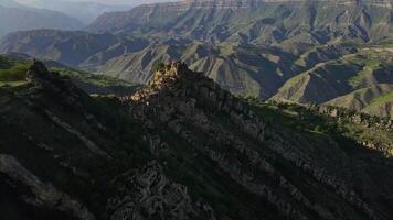 aéreo. medieval pedra ruínas do a antigo Vila em a topo do a montanha video