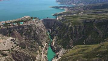 aérien. chirkeyskaya hydro-électrique Puissance station sur le sulak rivière dans Daghestan video