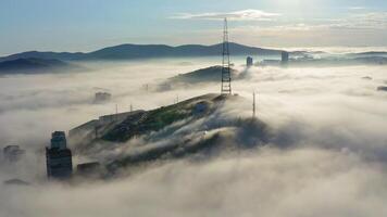 aérien vue de le Vladivostok terres basses couvert dans Matin brouillard à Aube video