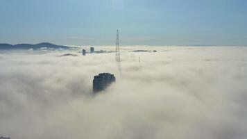 drone vue de le Vladivostok terres basses couvert dans Matin mer brouillard à Aube video