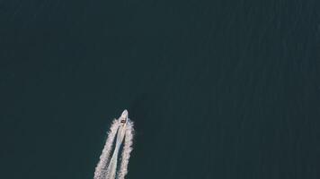 Schiffe aufwachen, oben Sicht. Antenne Drohne Schuss Über das Boot. Schaum Weg mit Wellen video