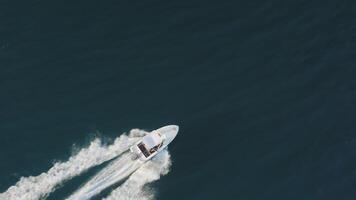 buques despertar, parte superior vista. aéreo zumbido Disparo terminado el bote. espuma sendero con olas video