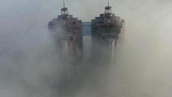 Drohne Aussicht von das Wladiwostok Flachland bedeckt im Morgen Nebel video