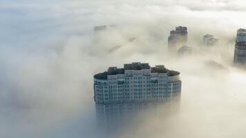 Drohne Aussicht von das Wladiwostok Flachland bedeckt im Morgen Meer Nebel beim Dämmerung video