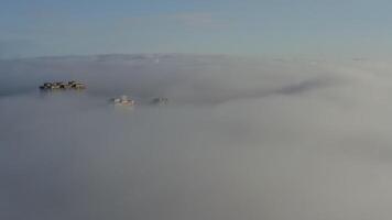 Drohne Aussicht von das Wladiwostok Flachland bedeckt im Morgen Meer Nebel beim Dämmerung video