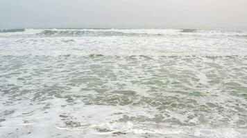 poderoso olas formando, rotura en el apuntalar y salpicaduras con blanco espuma video