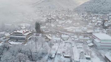 krasnaya polyana dorp, omringd door bergen gedekt met sneeuw video