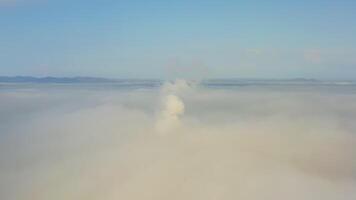 fumar desde un poder estación Chimenea creciente desde un bajo, progresivo niebla. zumbido ver video