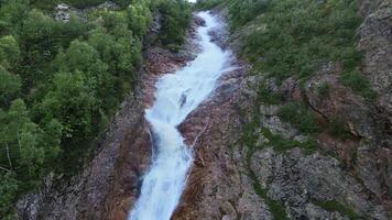 cascada caídas y maravilloso Valle paisaje en el Cáucaso video