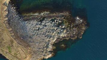 vertikal Nieder Aussicht zu das schön Felsen gewaschen durch das Meer auf das Meer Küste video