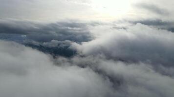 Drohne Aussicht von schön Wolken video