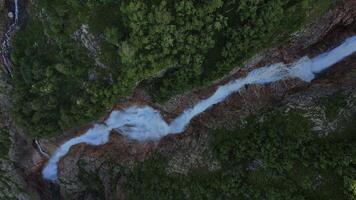 malerisch Wasserfall Ansichten und atemberaubend Senke Landschaften video