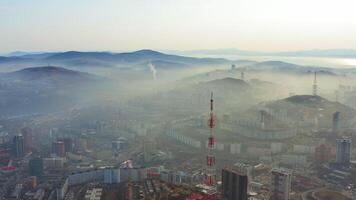 le mystique Matin ville de Vladivostok avec Maisons enveloppé dans brouillard video