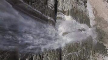 un hermosa cascada en el Superior alcanza de el tanadon garganta video