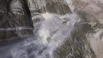 une magnifique cascade dans le plus haut atteint de le tanadon gorge video
