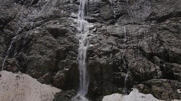 ein schön Wasserfall im das Oberer, höher erreicht von das Abonnieren Schlucht video