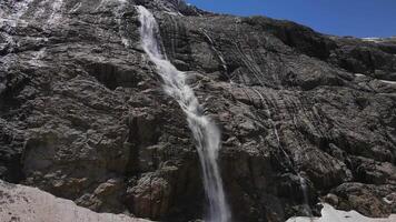 uma lindo cascata dentro a superior alcança do a Tanadon desfiladeiro video