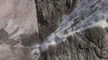 uma lindo cascata dentro a superior alcança do a Tanadon desfiladeiro video