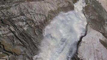 ein schön Wasserfall im das Oberer, höher erreicht von das Abonnieren Schlucht video