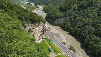 monumento uastirdzhi nel il alagir gola. il divinità è il patrono di guerrieri video