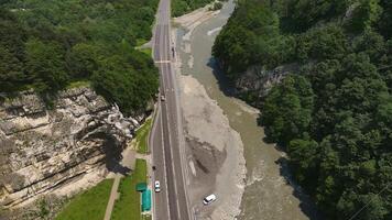 monument ouastirdji dans le alagir gorge. le déité est le mécène de guerriers video